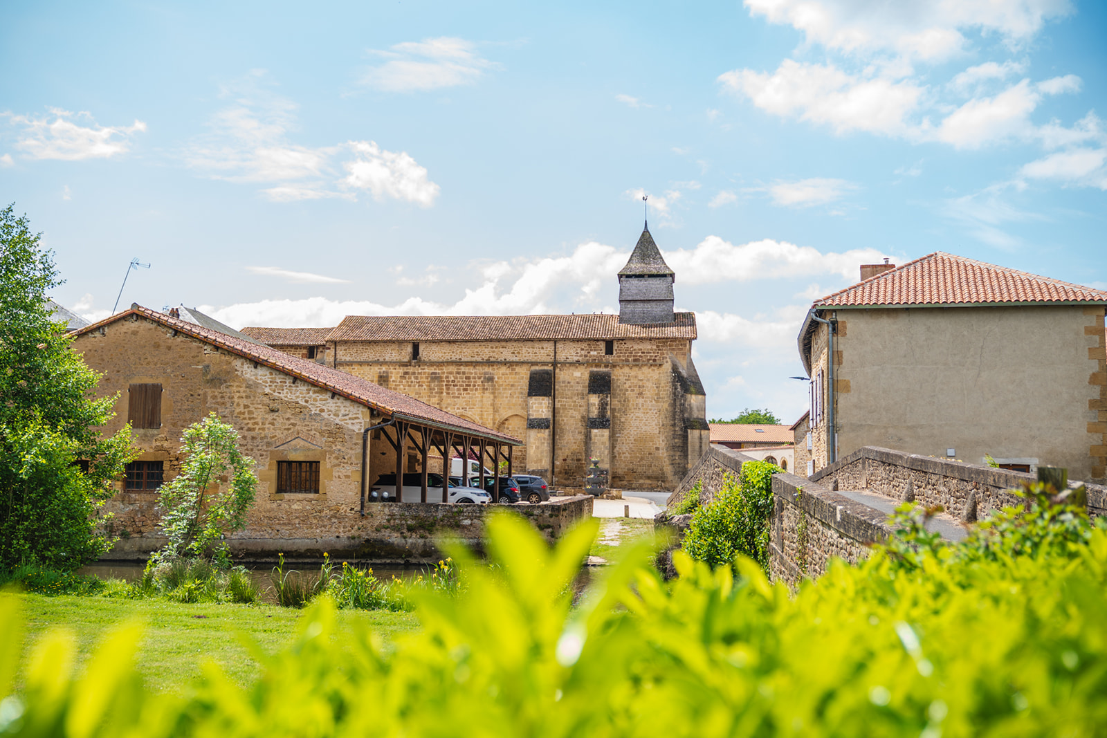 Eglise et pont à Pressac 86