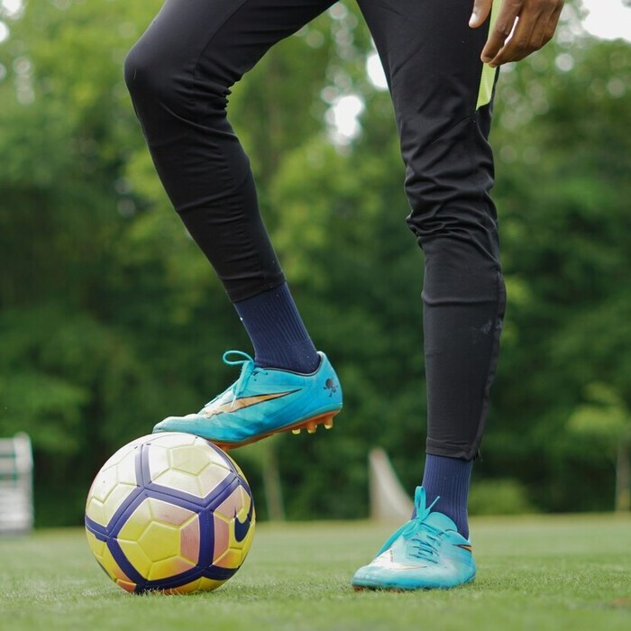 Personne avec un ballon de foot