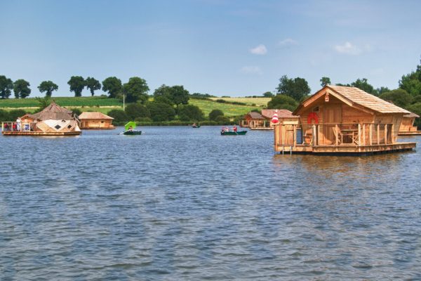 Lac avec cabanes en bois flottantes