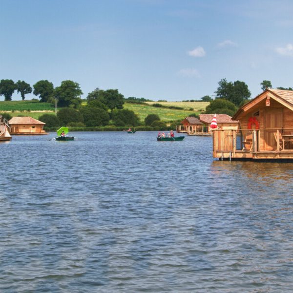 Lac avec cabanes en bois flottantes