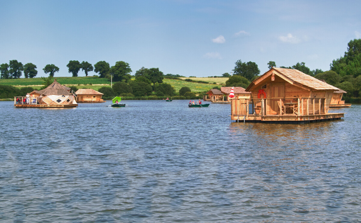 Lac avec cabanes en bois flottantes